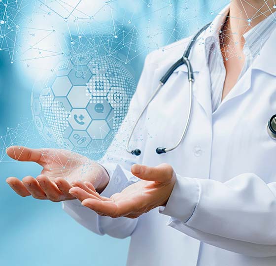 женщина врач в белом халате держит в руках образ медицины